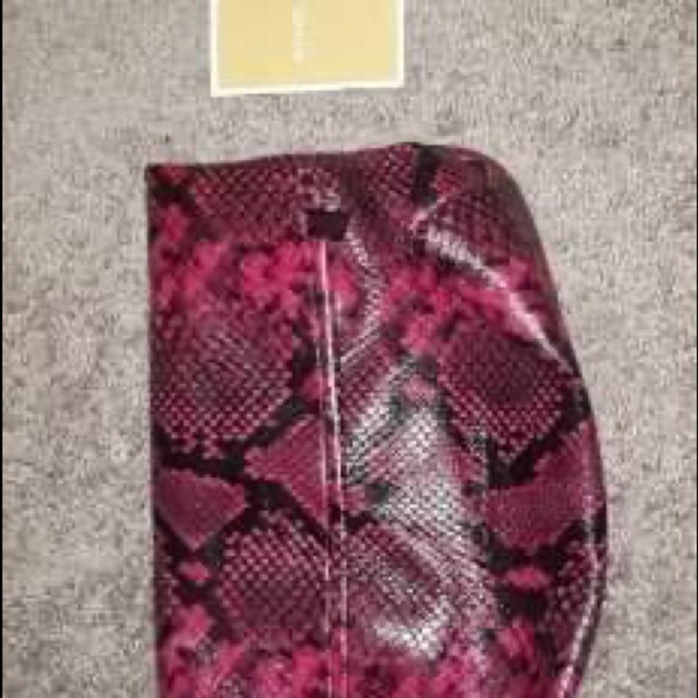 MICHAEL KORS MAGNETIC CLUTCH - LARGE. BRAND NEW
